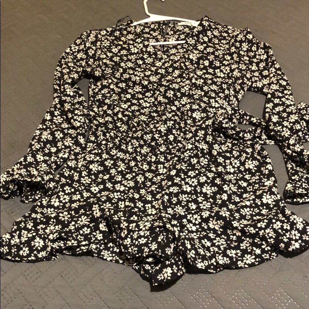 Long sleeve ruffle romper with daisys